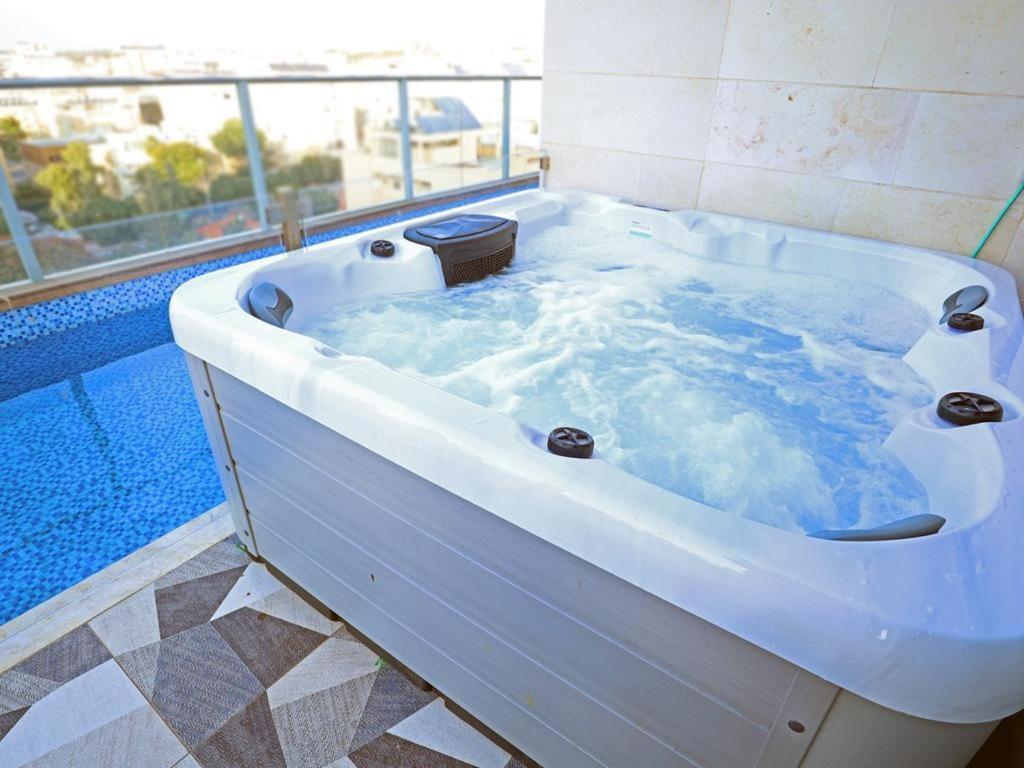 Luxury Rooftop Apartment In ネタニア エクステリア 写真