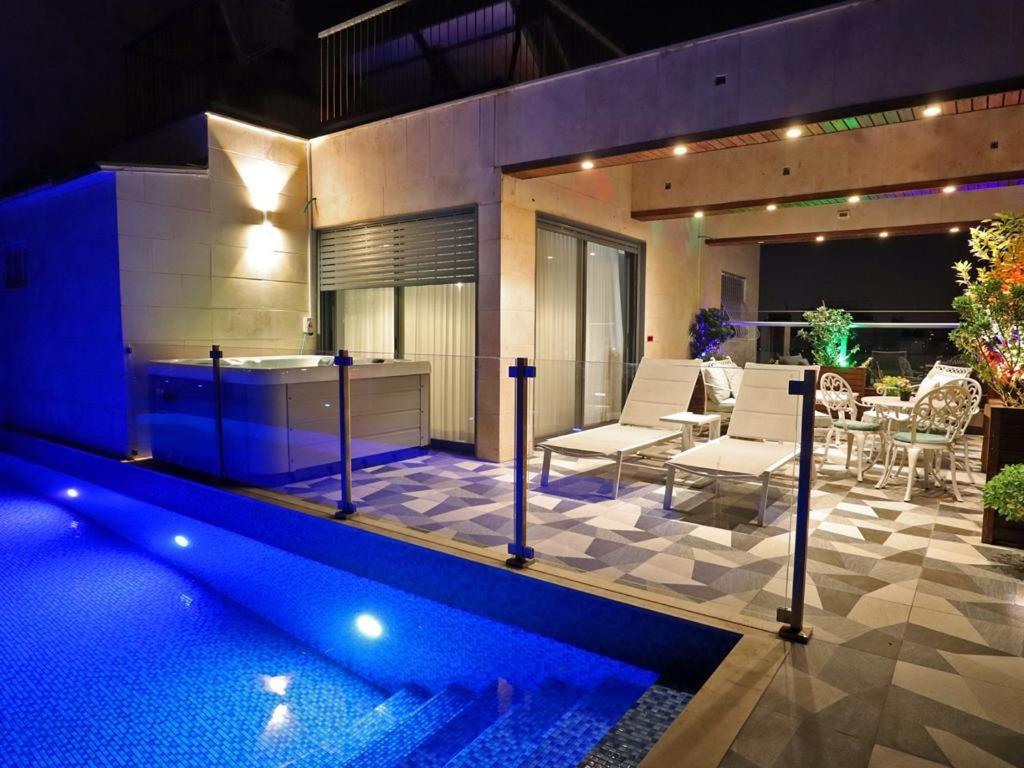 Luxury Rooftop Apartment In ネタニア エクステリア 写真