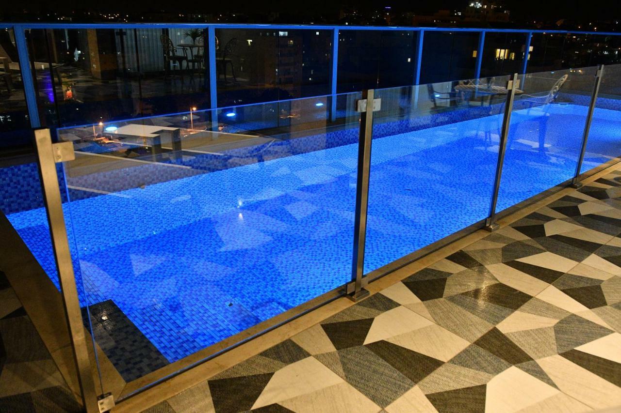Luxury Rooftop Apartment In ネタニア エクステリア 写真